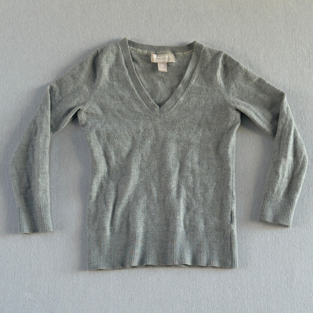 Banana Republic Merino Wool V-Neck Sweater XS Extra Fine Long Sleeve Soft